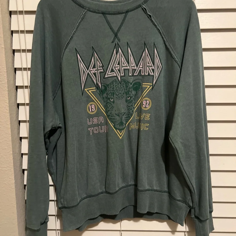 Def Leppard Sweatshirt Embroidered Front 90’s Style Distressed Women’s XL - Picture 9 of 9